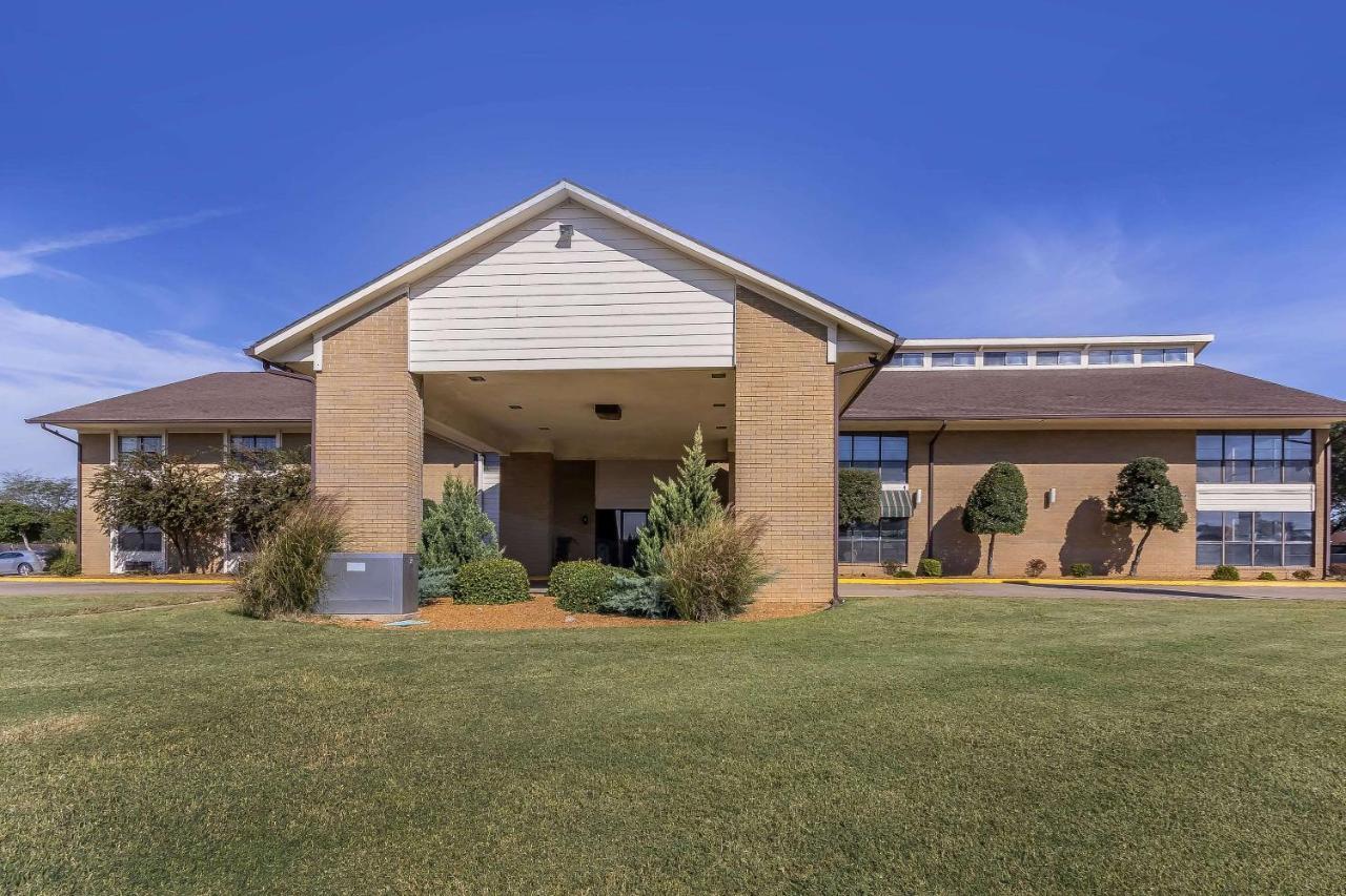 Quality Inn And Suites Stuttgart Exterior photo
